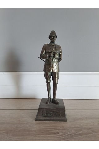 Kurmay Albay Atatürk Heykeli Biblo - Büyük Boy