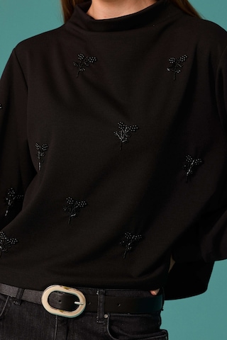 Seçil Kadın İnci Çiçek Detaylı Dik Yaka Sweatshirt Siyah
