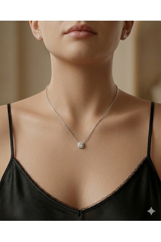Kadın Moissanite Taş Kare Ve Etrafı Taşlarla Çevrili Gümüş Kolye