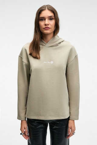 Grimelange CAMELLIA Kadın Önü Nakışlı Etek Ucu Yırtmaçlı Kapüşonlu Comfort Fit Taş Rengi Sweatshirt