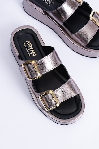 Polomia Comfort Calie Kadın Anatomik Comfort İki Bantlı Gold Detay Tokalı Esnek Yazlık Günlük Flat Sandalet Terlik Platin