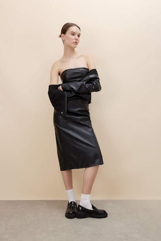 DeFacto Bodycon Vücudu Saran Straplez Basic Düz Yırtmaçlı Suni Deri Midi Elbise C2284AX24SPBK27