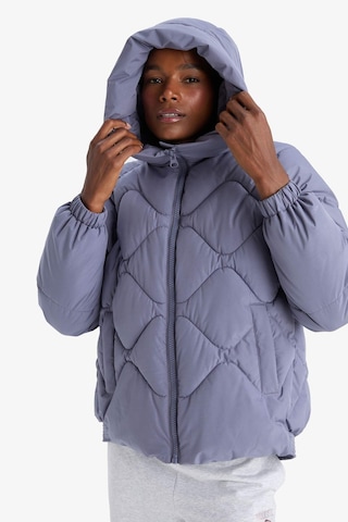 Defacto Defactofit Su İtici Oversize Fit Geniş Kalıp Kapüşonlu Fermuarlı Cepli Şişme Mont E9260ax25aupr492 Mor-pr492