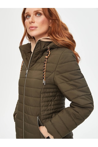 İçi Slogan Baskı Detaylı Renkli Kordonlu Kapitone Mont 69436 U6943654 Haki