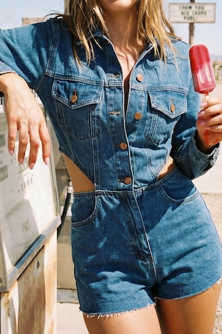 Fashion Cocktail Yanları Kesik Tasarım Uzun Kol Beli Açık Gömlek Yakalı Yırtık Paça Düğmeli Ceket Görünümlü Cut Out Pencereli Oymalı Mavi Kot Mini Tulum