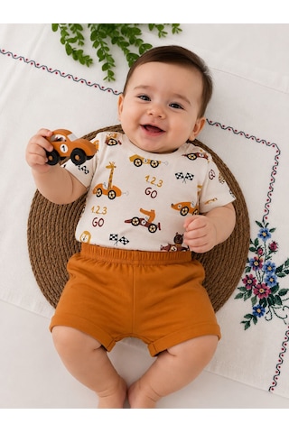 Tuem Baby Erkek Bebek Yarış Arabalı Ve Sevimli Hayvanlar Baskılı Şortlu Takım Ölçüleri Açıklamada . Turuncu