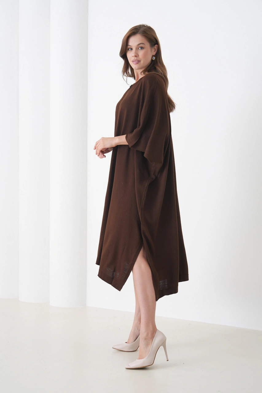 Kadın Tesettüre Uygun Önden Düğmeli Asimetrik Kesim Yarasa Kol Şık Geniş Kalıp Panço Ceket Kahverengi