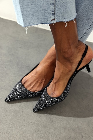 5In1Canpolat Siyah Taşlı Sivri Burun Slingback 26014