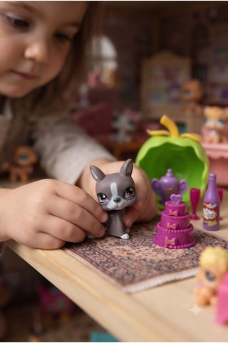 Petclub Sevimli Minişler Işıklı Elma Yuvalı Pet Shop Oyun Seti Kaleme Takılabilir Köpek Figürlü Ve Parti Aksesuarlı Çocuk Oyuncağı