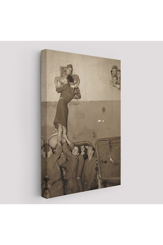 Marlene Dietrich Tutkuyla Öpüşerek İkinci Dünya Savaşından Eve Döndü Kanvas Tablo-5269 70 X 100