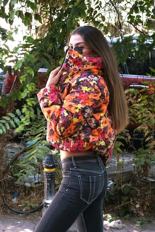 Keyifli Moda Kadın Turuncu Dik Yaka Çiçekli Kısa Şişme Mont - 40 Turuncu