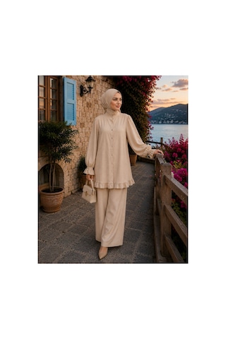 Hira Life Fashion Kadın Çilek Kumaş Dik Yaka Düğmeli Fırfır Detaylı Tesettür Tunik Pantolon İkili Takım Bej Bej
