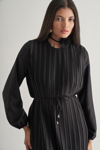 Mizalle Saten Dokulu İnce Piliseli Siyah Maksi Elbise Siyah