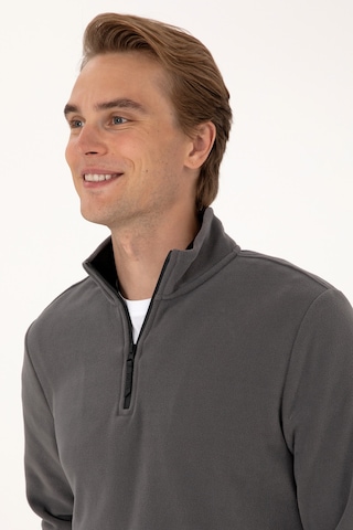 U.S. Polo Assn. Erkek Regular Fit Gri Polar Yarım Fermuarlı Basic Sweatshirt 50313777-VR024
