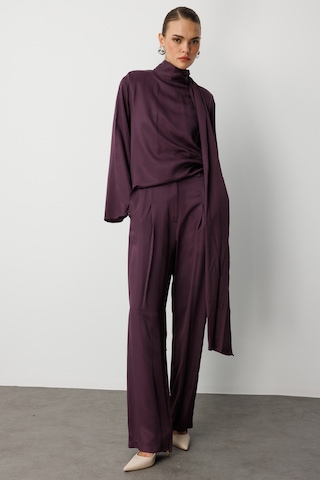 Mizalle Pilise Detaylı Bordo Saten Dökümlü Pantolon Bordo