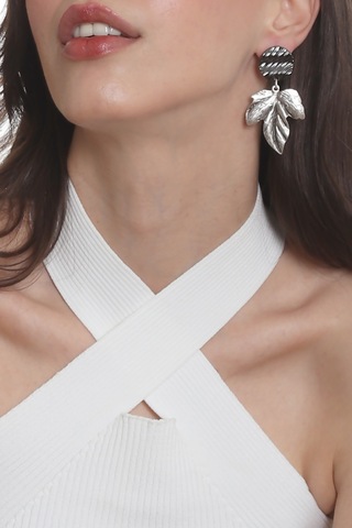 Labalaba Kadın Çivili Model Yaprak Formlu Küpe Çok Renkli