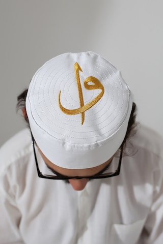 Elif Vav Nakışlı Kalıp Namaz Takkesi - Beyaz Beyaz