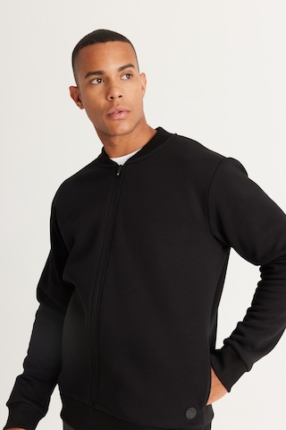 AC&Co / Altınyıldız Classics Erkek Sıyah Standart Fit Normal Kesim İçi Polarlı Kolej Yaka Pamuklu Sweatshirt Siyah