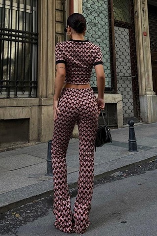 Dar Kalıplı Brenda Desenli Bisiklet Yakalı Kadın Crop Ve Pantolon Takımı Çok Renkli Multi