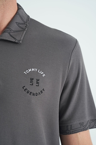 Tommylife Tommy Life Koyu Gri Yazı Nakışlı Baskı Detaylı Standart Kalıp Polo Yaka Erkek T-shirt - 88239 Koyu Gri