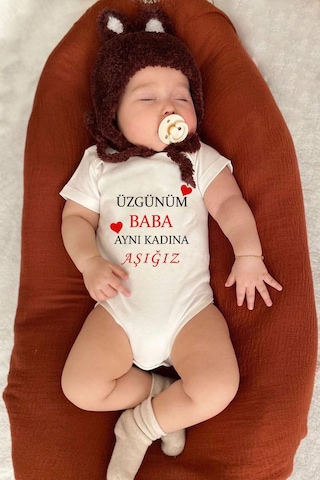 Bebeqon Üzgünüm Baba Aynı Kadına Aşığız Yazılı Bebek Zıbın Bbqnz010 Ekru Bebeqon Üzgünüm Baba Aynı Kadına Aşığız Yazılı Bebek Zıbın Bbqnz010 Ekru