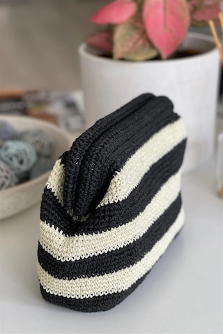 El Yapımı Siyah-beyaz Çizgili Basic Örgü El Çantası Beyaz