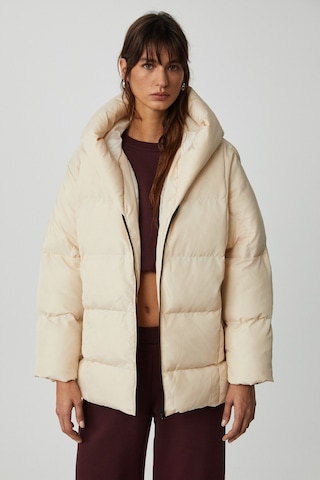 Maeghan Kadın Kapüşonlu Şal Yakalı Uzun Rüzgar Geçirmez Çift Cepli Astarlı Bej Mont