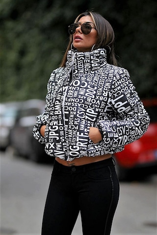 Kadın Siyah Beyaz Yazılı Dik Yaka Kısa Şişme Mont