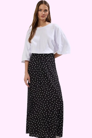 Ersefa Moda Tesettür Regular Çiçekli Desen Günlük Maxi Boy Puantiye Desenli Çan Dokuma Etek Siyah