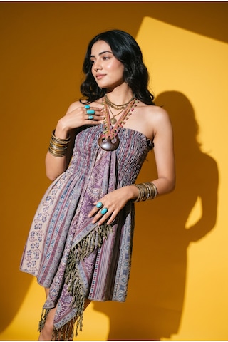 Fashion Cocktail Mistik Doğu Bohem Hint İşi Şal Desenli Püsküllü Hindistancevizi Aksesuarlı Bağlamalı Lastikli Simli Kumaş Straples Elbise Gri