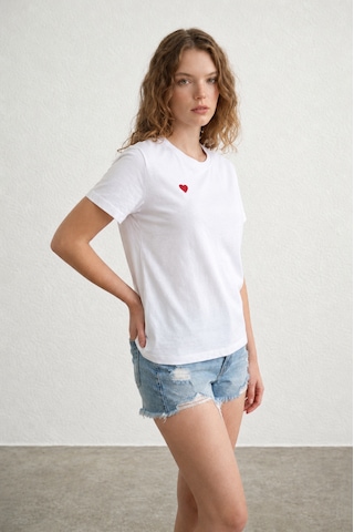 Küçük Kalp Desenli Beyaz T-shirt