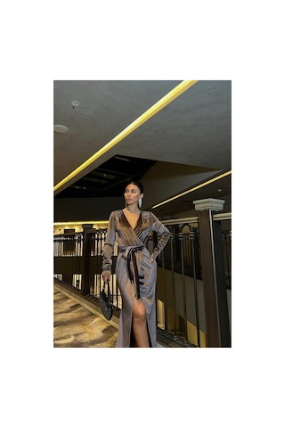 DefyModa Kadın Esnek Kadife Kumaş Kruvaze Yaka Kuşaklı Abiye Elbise Vizon