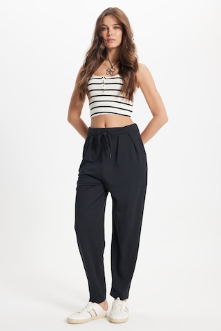Tudors Kadın Regular Fit Klasik Kesim Beli Bağcıklı Pileli Çift Cepli Siyah Pantolon-50823