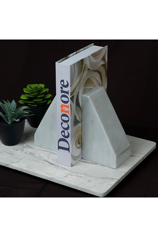 Tria Kitap Tutacağı