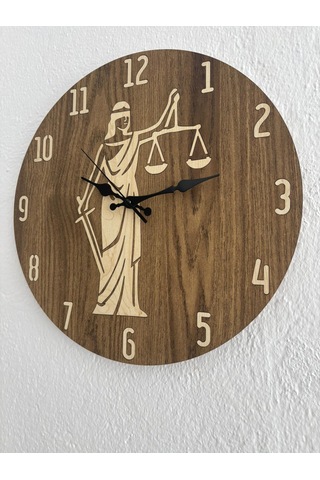 Pelince - Justitia Adalet Terazisi Figürlü - Ahşap Duvar Avukat Saati Kişiselleştirilebilir - Koyu Ahşap - 40 Cm Ahşap