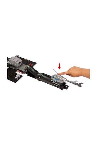 Matchbox Transforming Mobile Command, Large-scale Vehicle With He