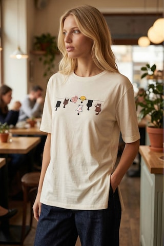 Armonika Kadın Beyaz Önü Kedi Baskılı Yanları Yırtmaçlı Pamuklu T-shirt Arm-26y137002