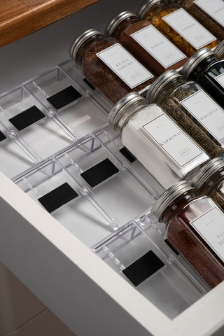 18'li Şeffaf Kristal Plexi Standlı Cam Baharatlık Seti Gümüş Kapak Etiketli Baharatlık Mh03slvr18 Beyaz - Şeffaf