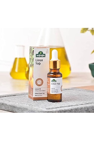 Arifoğlu Limon Yağı, Saf Ve Doğal Limon Özlerinden Elde Edilmiştir. 20ml'lik Şişesiyle, Ferahlatıcı Ve Canlı Bir Aroma Sunar. Cildinize Tazelik Ve Enerji Katar.