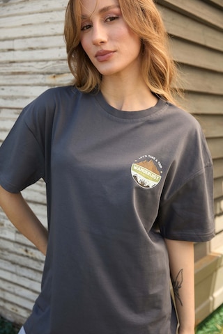 Velvoria Unisex Oversize Relaxed Home Is Where Baskılı Antrasit Renk T-shirt