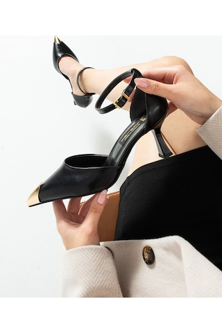 Lebibe Shoes Celıa Siyah Kadın 7 Cm Topuklu Bilekten Bantlı Önü Kapalı Sivri Burunlu Gold Burun Detaylı Ayakkabı