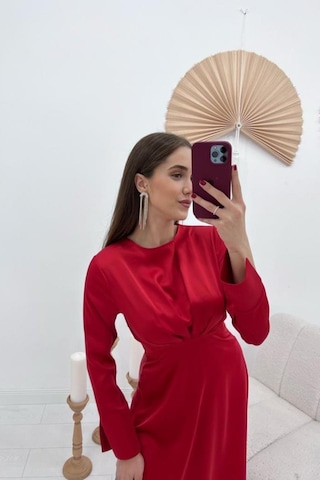Alyn Wear Kırmızı Saten Uzun Elbise