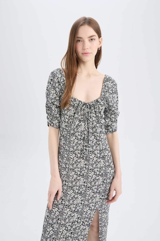DeFacto Bodycon Vücudu Saran Kare Yaka Çiçek Desenli Bürümcük Yarım Kol Midi Elbise Z5262AZ25SPBK81