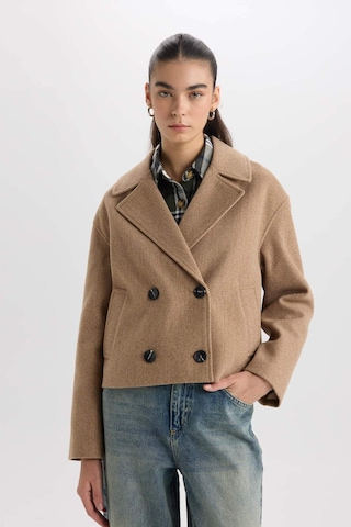 DeFacto Regular Fit Smokin Yaka Düğmeli Cepli Kısa Kaşe Kaban D7379AX25SPBN561 Kahve