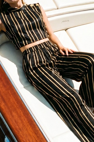 Fashion Cocktail Akıcı Kumaşlı Altın Düğmeli Apoletli Çizgili Bel Lastikli Pantolon Kolsuz Boyunlu Dökümlü Mat Saten Crop Top Takım Set Lacivert