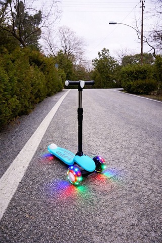Scooter Yeni Pro 3tekerli Led Işıklı 3kademeli 50kğ Taşıma Kapasiteli 3+yaş Turkuaz