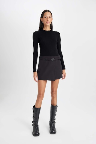 DeFacto A Kesim Yüksek Bel Kemerli Asimetrik Şort Etek D6448AX24HSBK81 Siyah