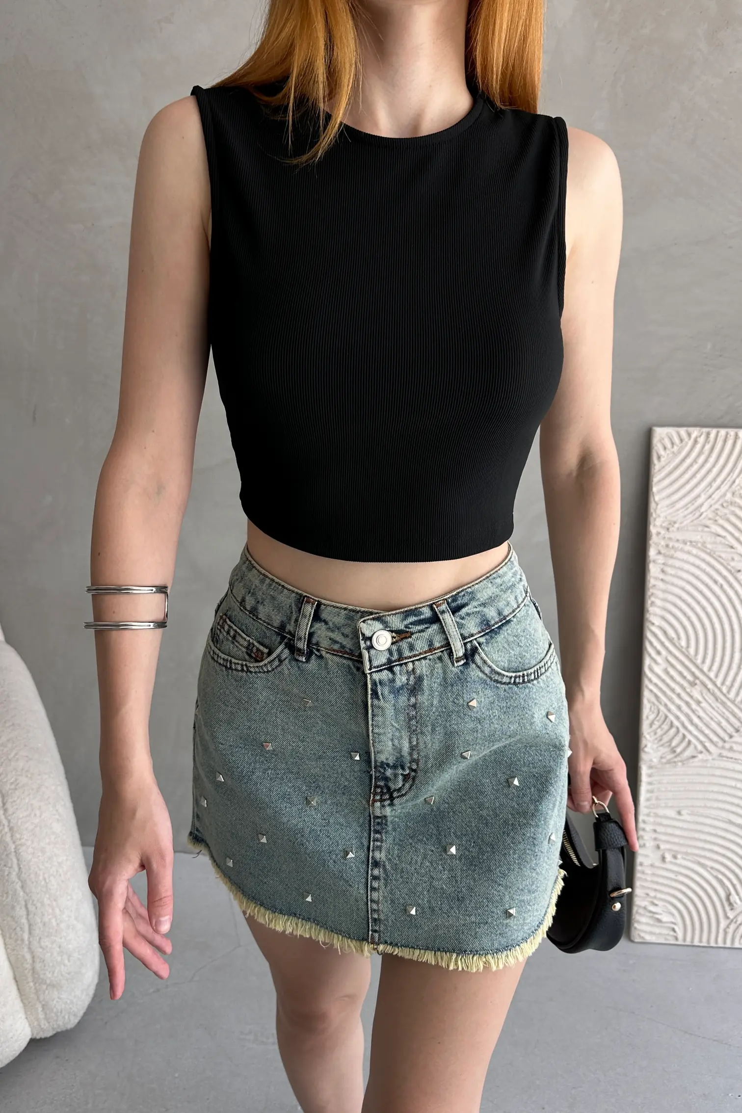 Nido Sırtı Kemer Detaylı Kaşkorse Crop Bluz Siyah