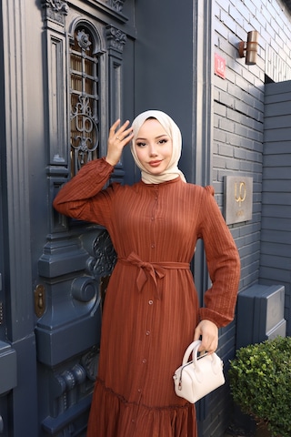 Kadın Kahve Boydan Düğmeli Eteği Piliseli Kuşaklı Lara Keten Uzun Tesettür Elbise Kahve