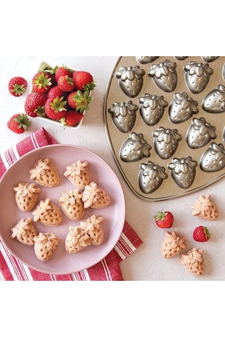 Nordicware Mini Çilekler Kek Kalıbı Renkli